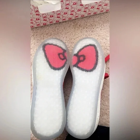 Puma Suede Classic X Hello Kitty NEW In box - Picture 3 of 5